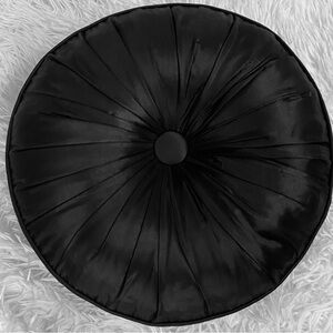 Round Pleated throw pillow Black